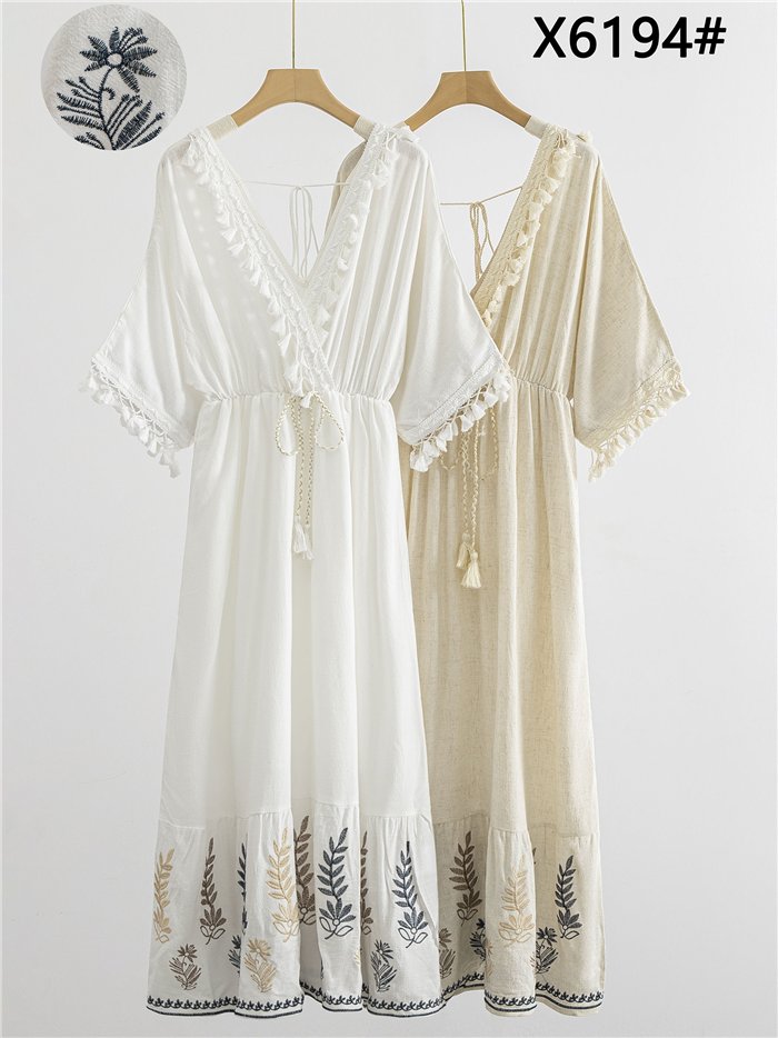 Vestido midi boho con bordado y borlas