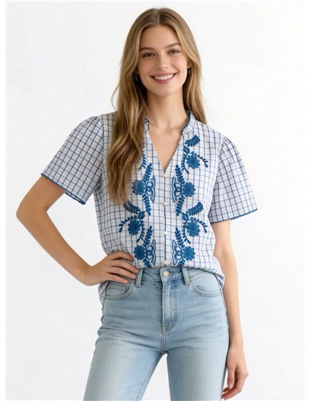 Blusa xadrez com bordado floral