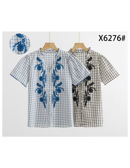 Blusa xadrez com bordado floral