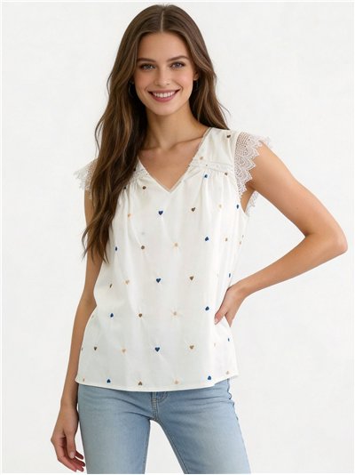 Top con corazones bordados