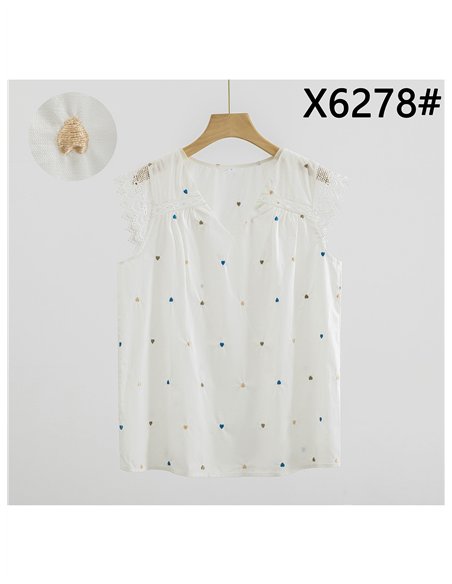 Top con corazones bordados