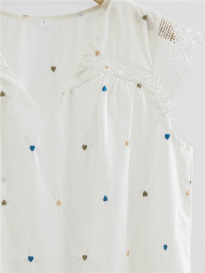 Top con corazones bordados