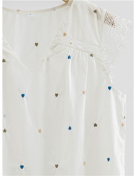 Top con corazones bordados