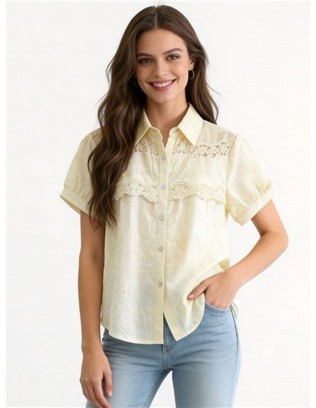Camisa bordada con canesú de encaje