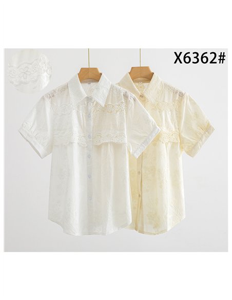 Camisa bordada con canesú de encaje