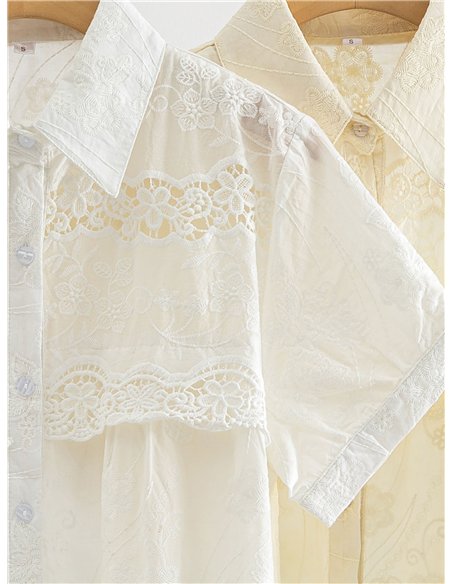 Camisa bordada con canesú de encaje
