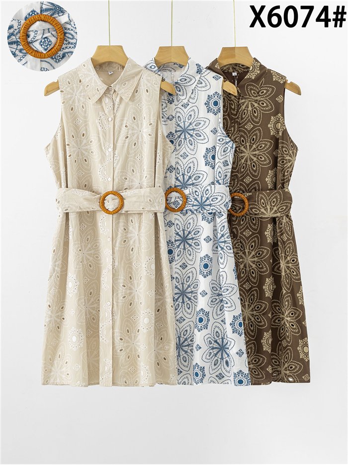 Robe courte sans manches avec ceinture et broderie ajourée