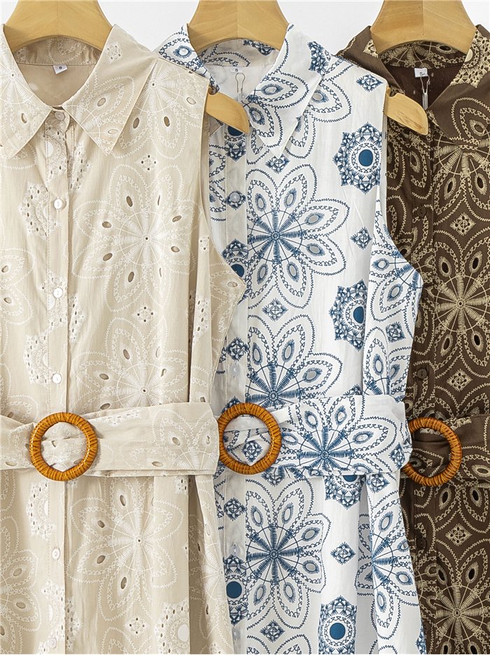 Robe courte sans manches avec ceinture et broderie ajourée