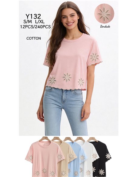 Camiseta floral bordada con bajo ondulado