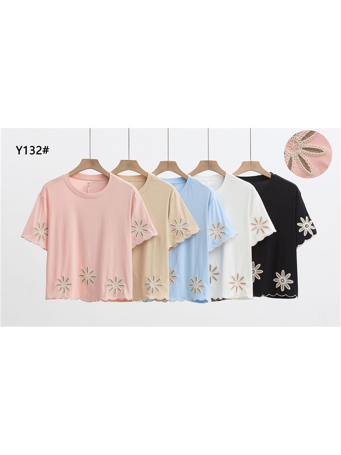 Camiseta floral bordada con bajo ondulado