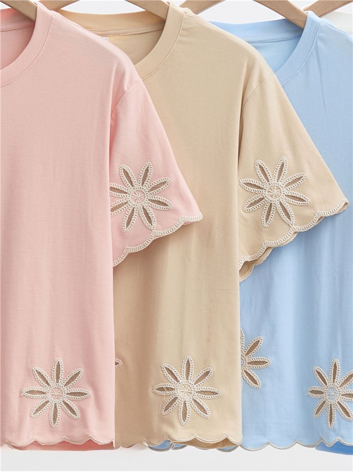 Camiseta floral bordada con bajo ondulado