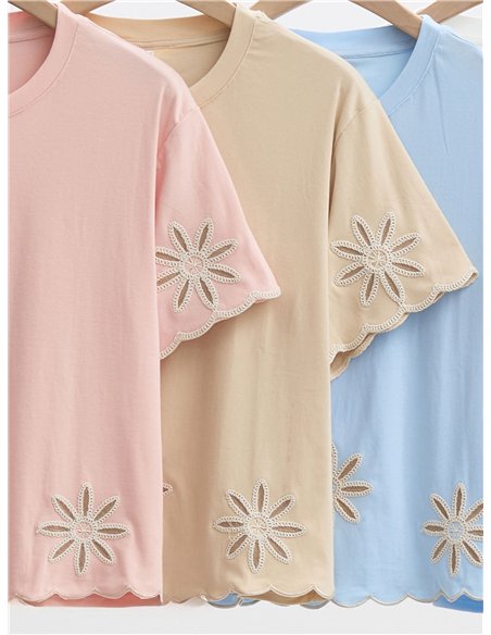 Camiseta floral bordada con bajo ondulado