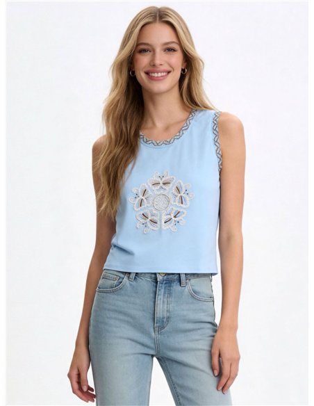 Top sin mangas con bordado de mariposas