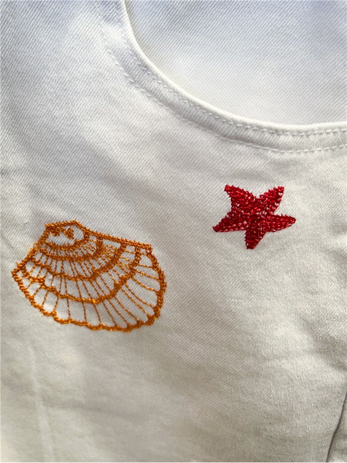 Shorts blancos bordados marineros