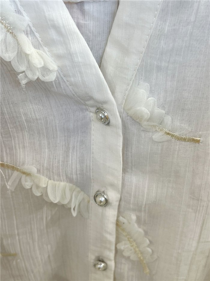 Blusa textura flor aplicada