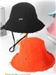Gorro bucket con borde desflecado