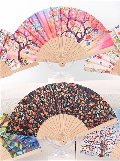 Leque de madeira colorido feito de uma árvore