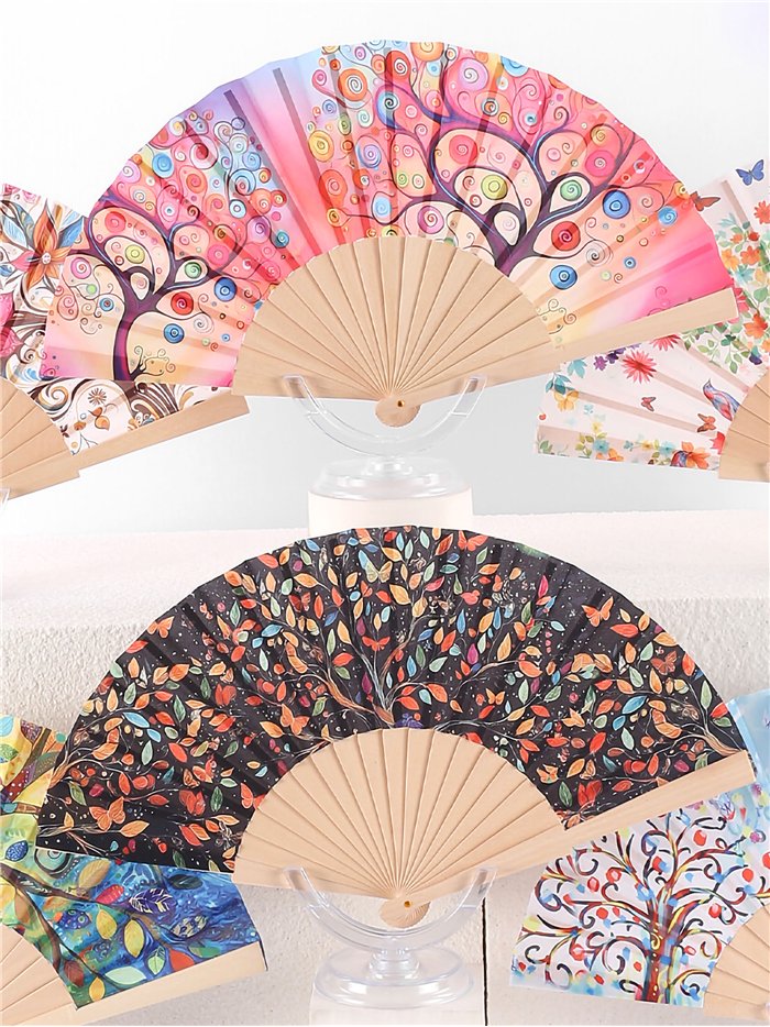 Leque de madeira colorido feito de uma árvore