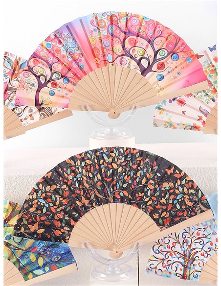 Leque de madeira colorido feito de uma árvore