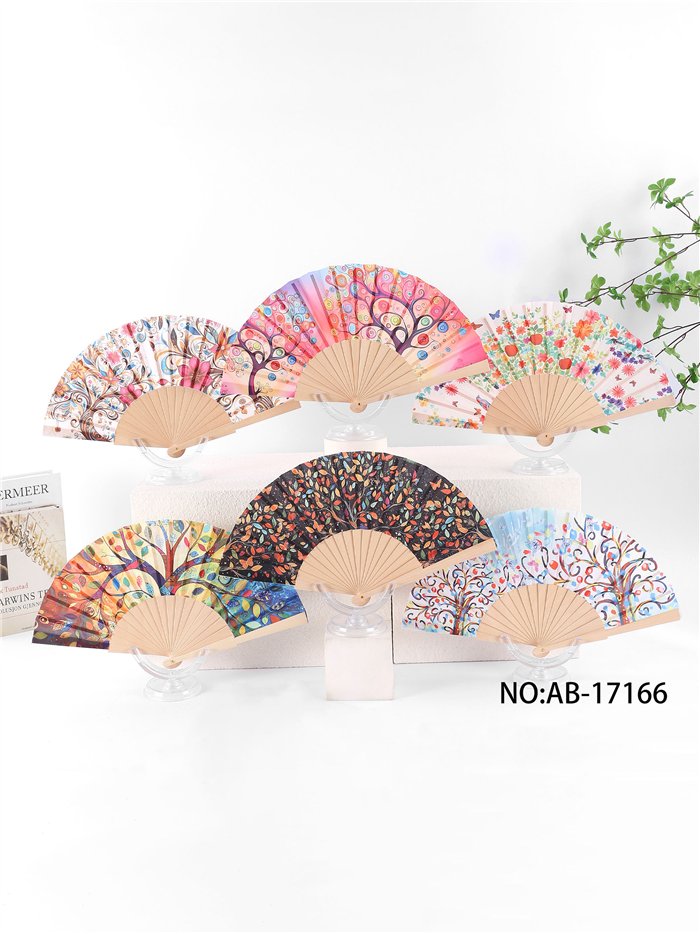 Leque de madeira colorido feito de uma árvore