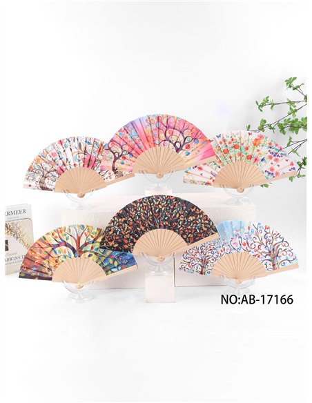 Leque de madeira colorido feito de uma árvore