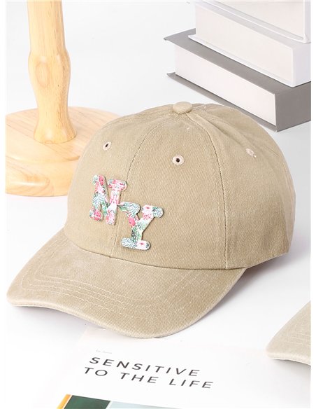 Gorra efecto lavado letra floral