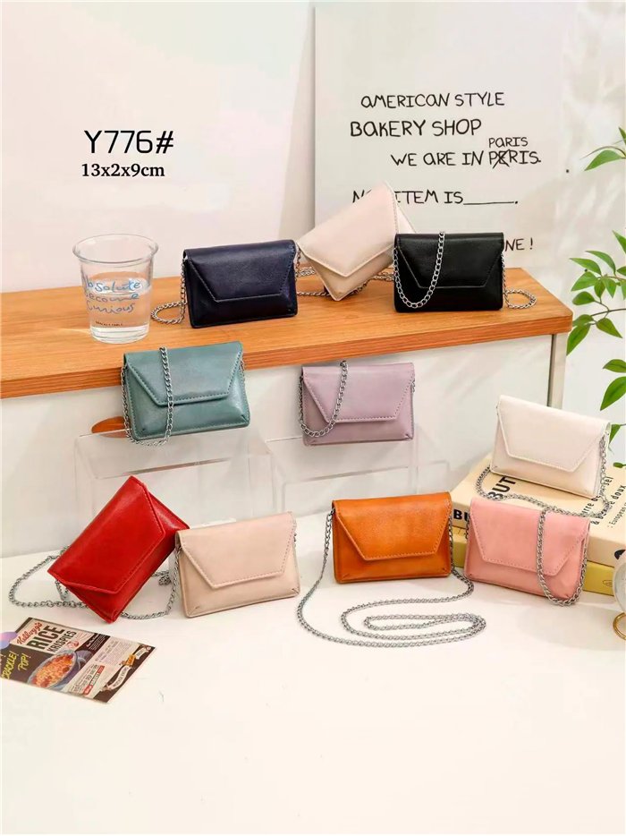 Mini bolso sobre con cadena