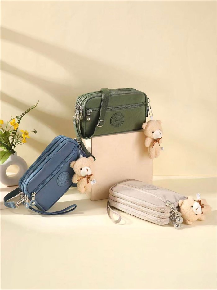 Bandolera multibolsillos con charm de osito