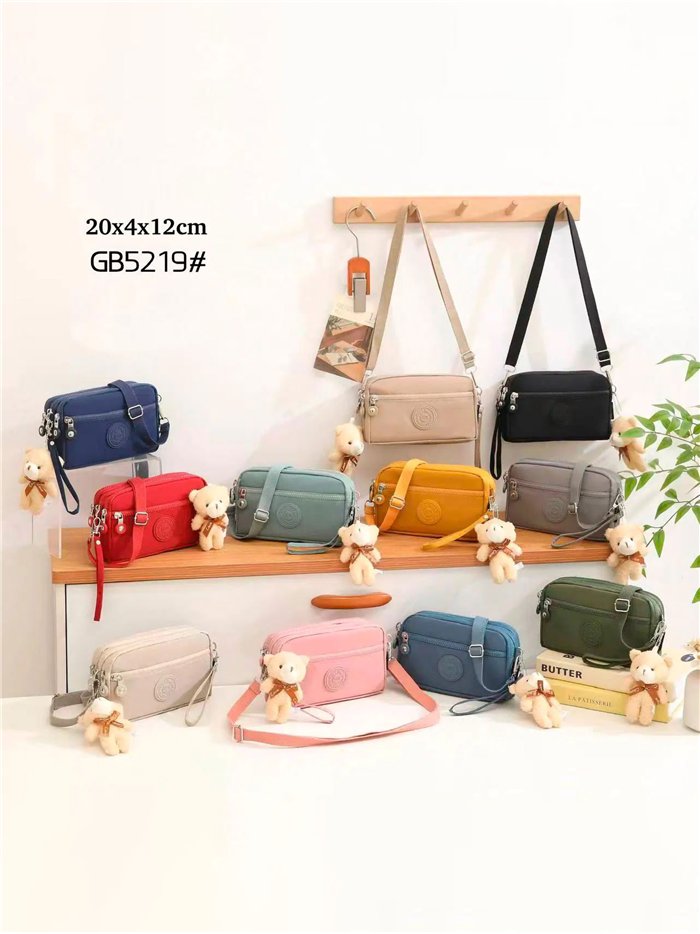 Bandolera multibolsillos con charm de osito