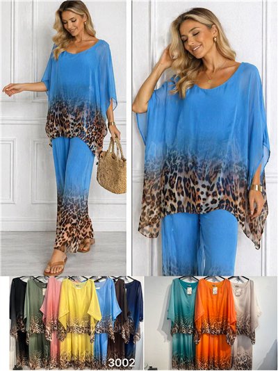 Completo composto da blusa lunga e pantaloni in chiffon con stampa animalier. 2