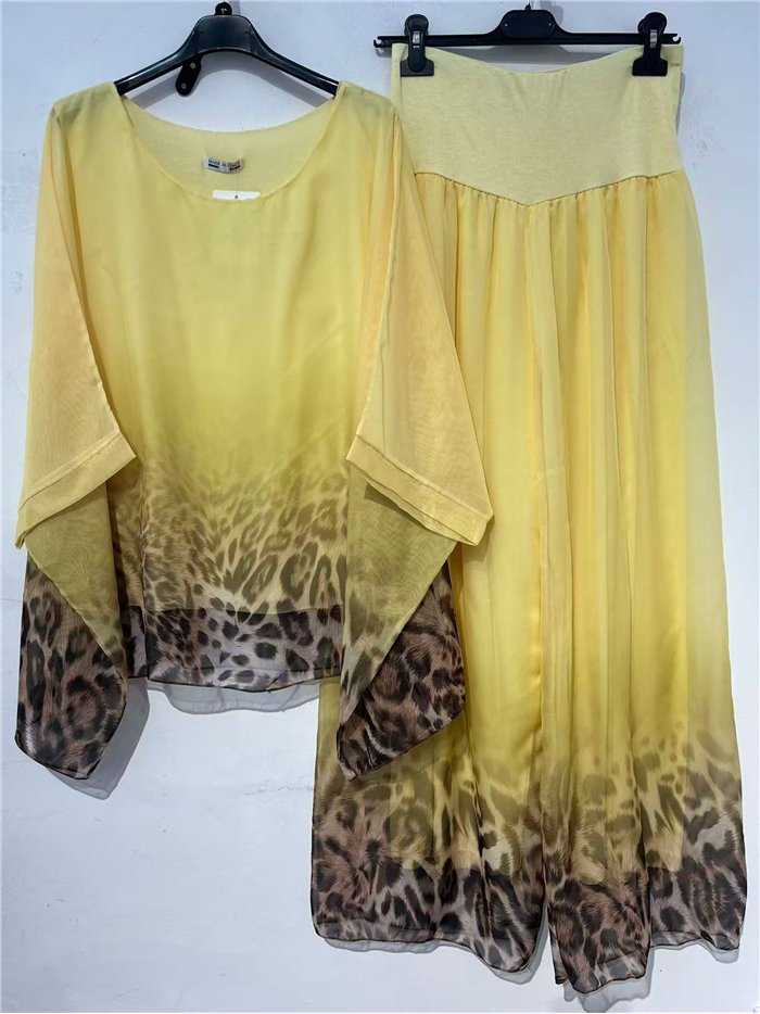 Conjunto blusa maxi de gasa animal print y pantalón