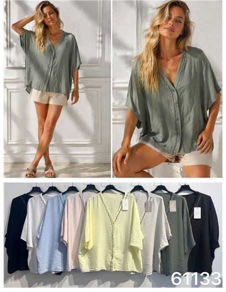 Bluse in großen Größen mit V-Ausschnitt und kontrastierenden Details