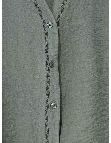 Bluse in großen Größen mit V-Ausschnitt und kontrastierenden Details