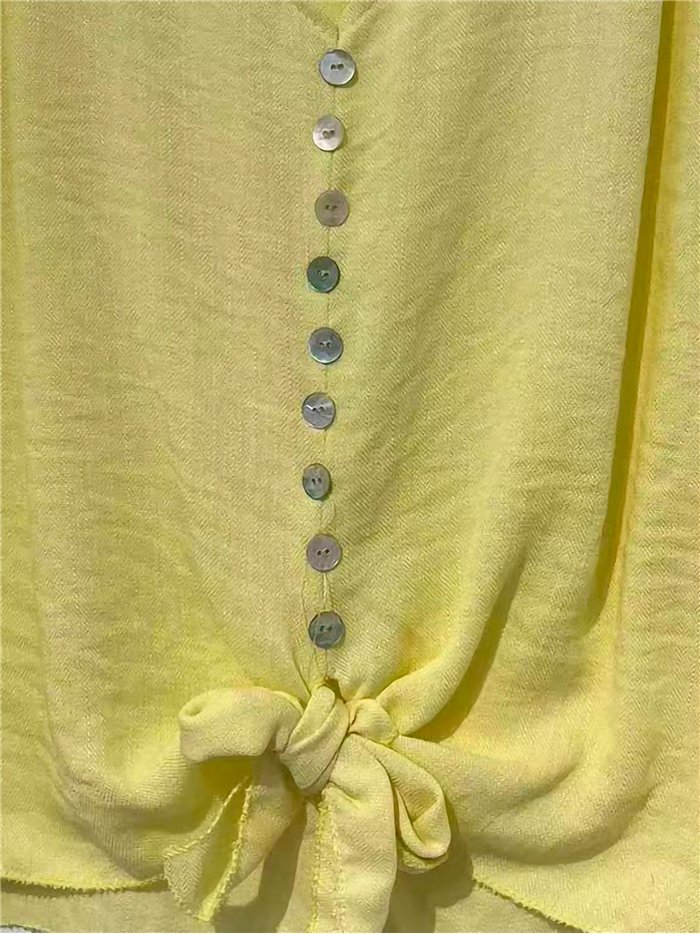 geknotete Bluse mit Knöpfen