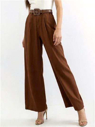 Pantalón wide leg con cinturón de tachas