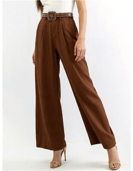 Pantalón wide leg con cinturón de tachas
