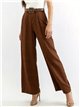 Pantalón wide leg con cinturón de tachas