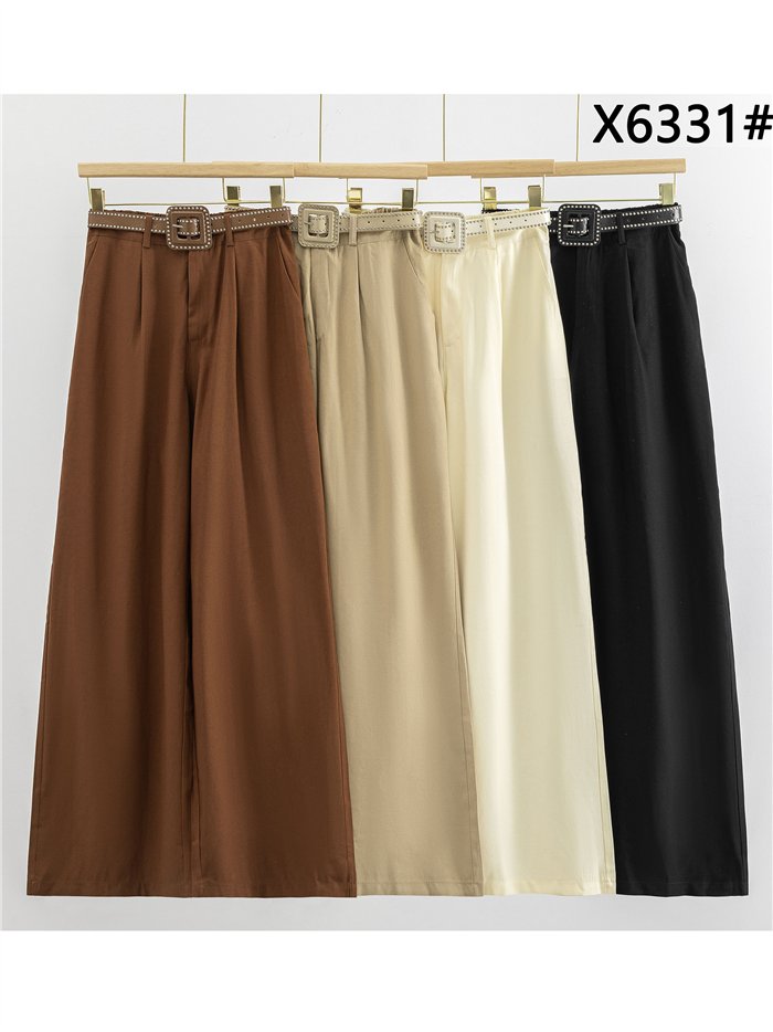 Pantalón wide leg con cinturón de tachas