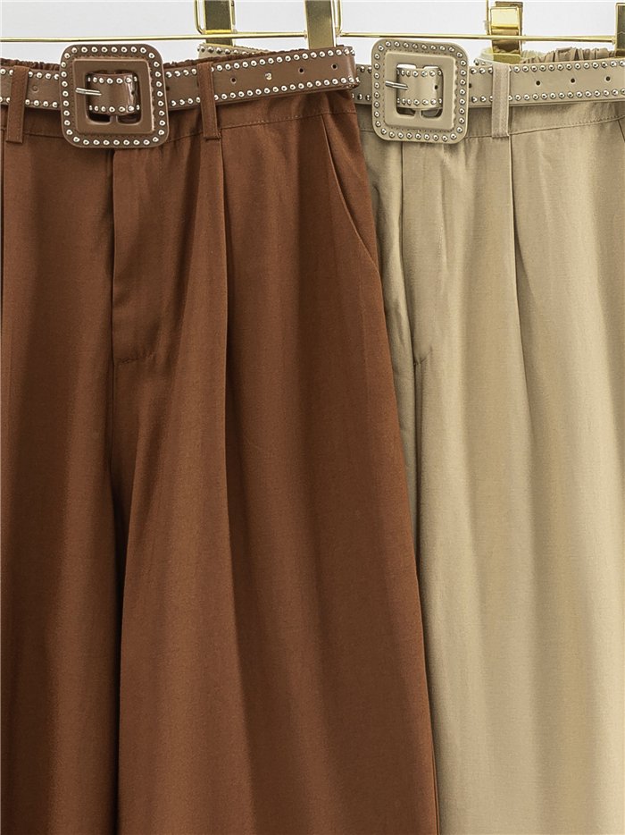Pantalón wide leg con cinturón de tachas
