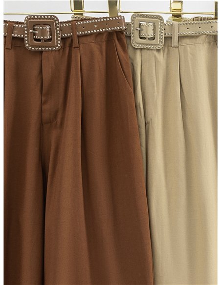 Pantalón wide leg con cinturón de tachas