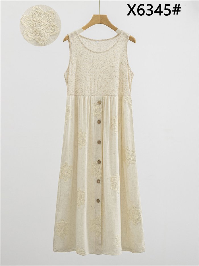 Abito midi in lino con ricami floreali all'uncinetto.