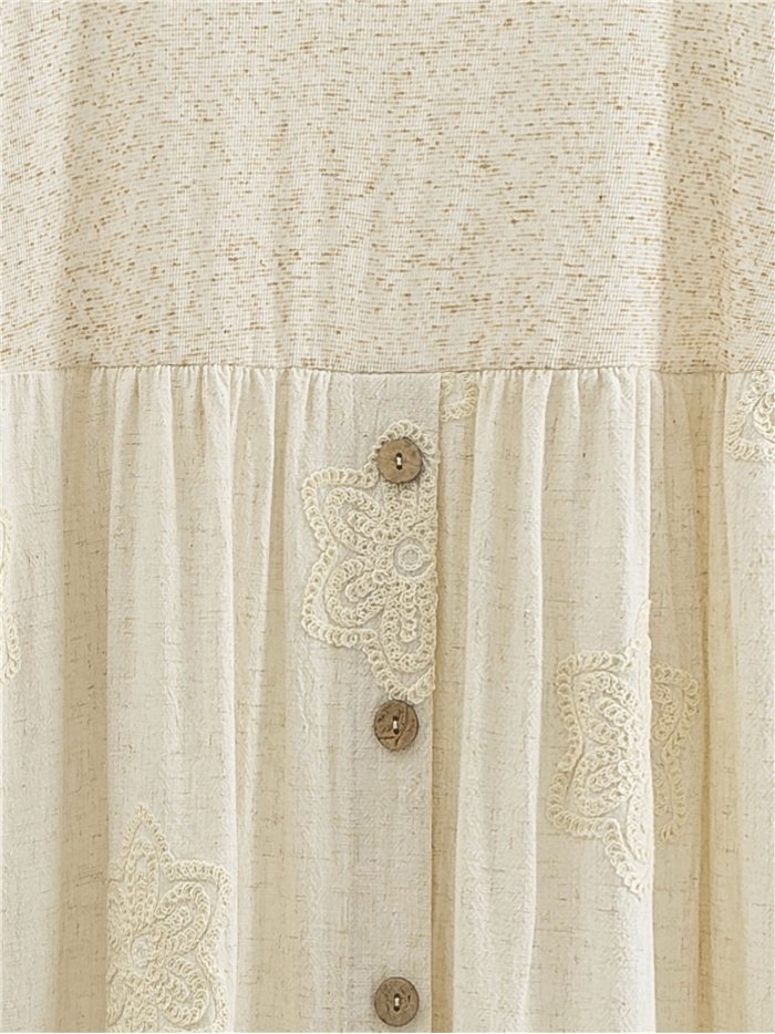 Abito midi in lino con ricami floreali all'uncinetto.