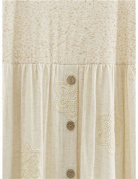 Abito midi in lino con ricami floreali all'uncinetto.