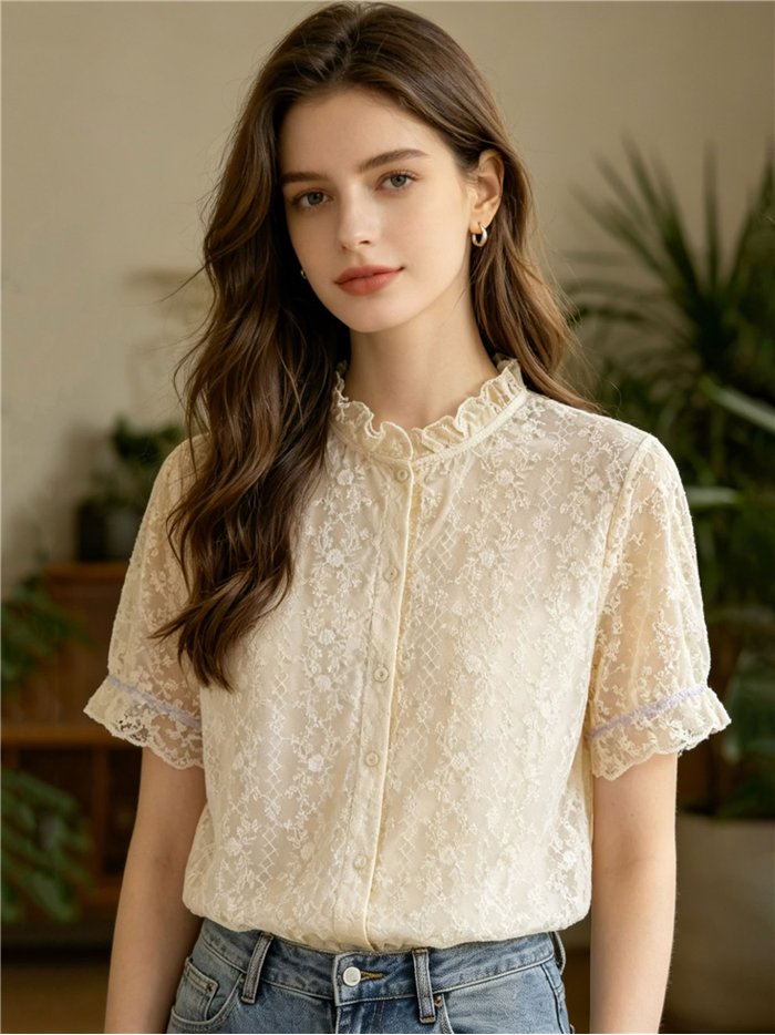 Camicetta in pizzo con scollo a balze