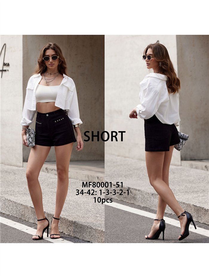 Shorts jeans pretos com tachas em formato de estrela.