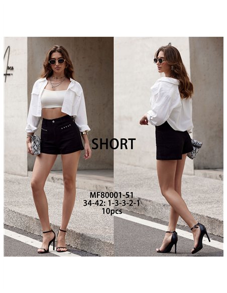 Shorts jeans pretos com tachas em formato de estrela.