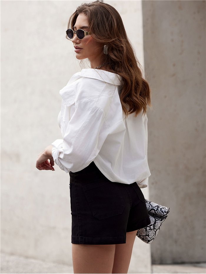 Shorts jeans pretos com tachas em formato de estrela.