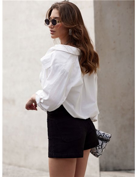 Shorts jeans pretos com tachas em formato de estrela.