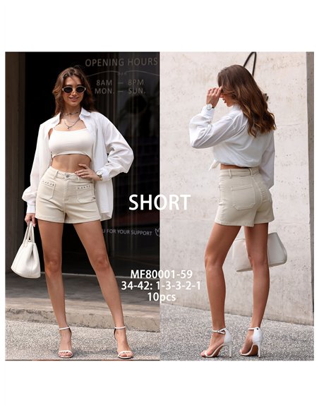 Calções jeans bege com tachas em forma de estrela.