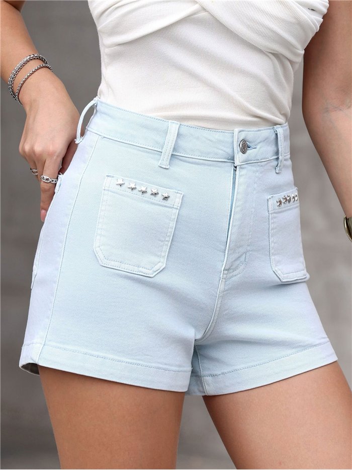 Pantaloncini di jeans azzurri con borchie a forma di stella